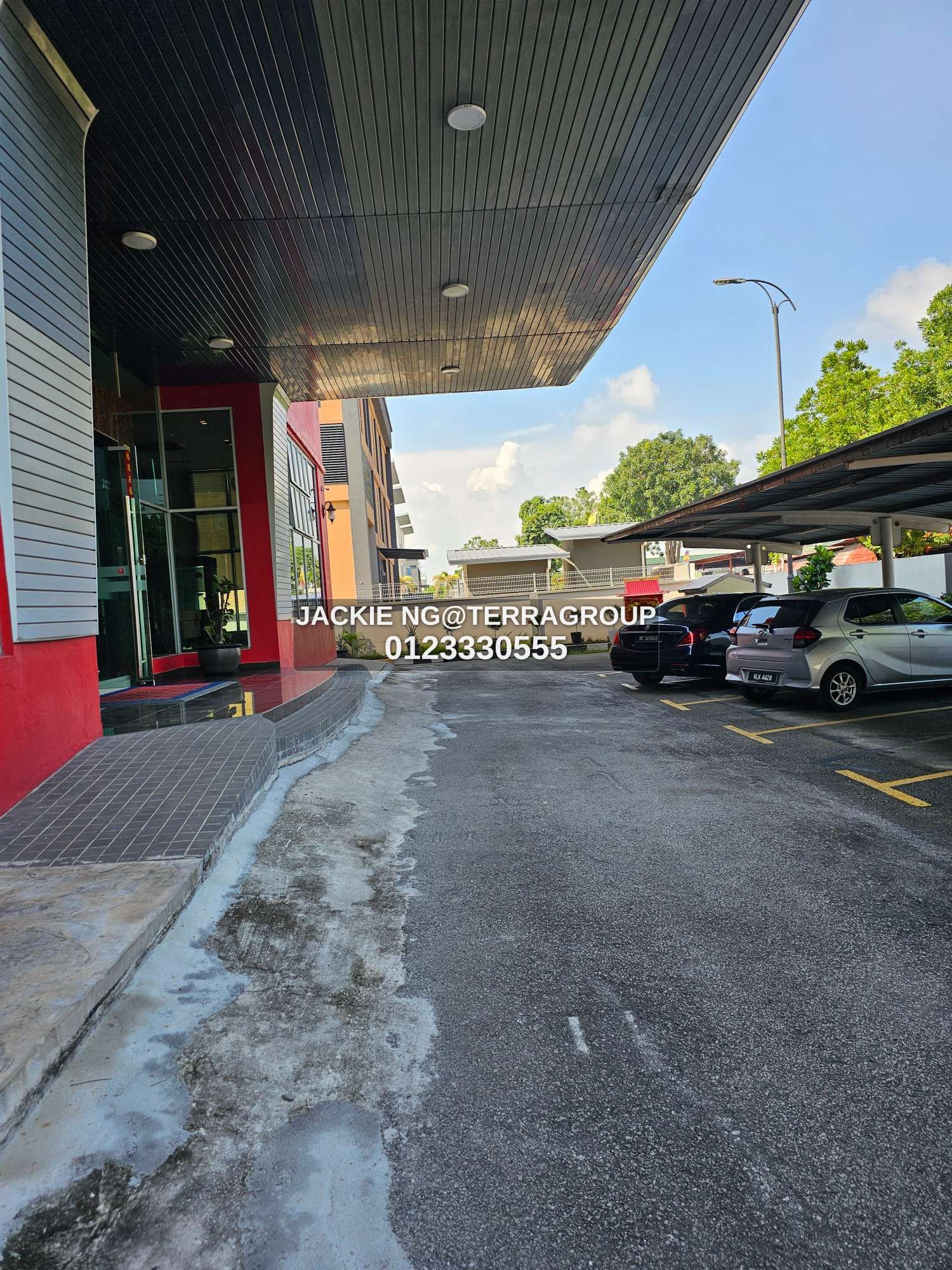 Warehouse with 50 ft ceiling height image 3